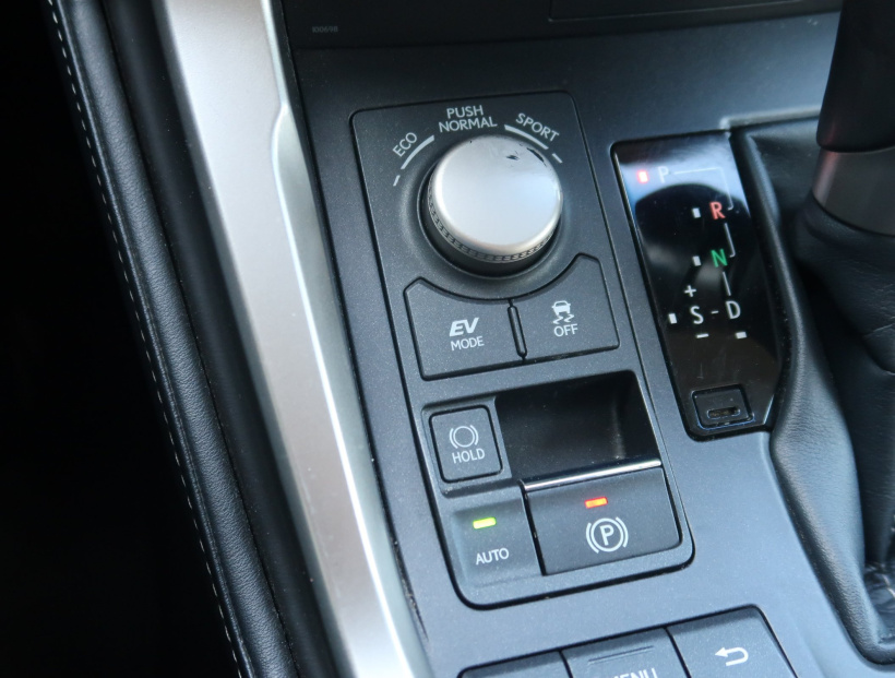 Lexus NX, 2017
