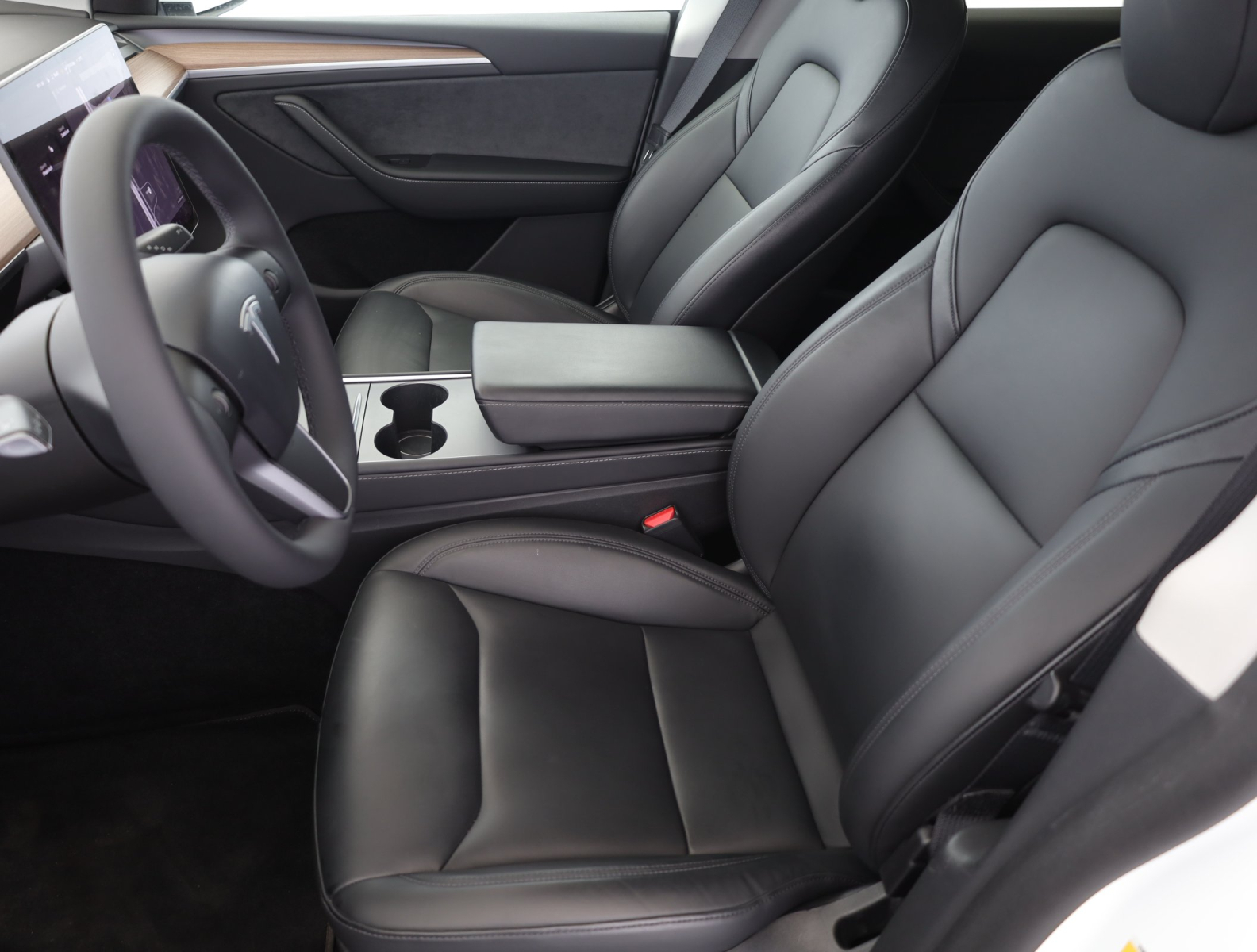 Tesla Model Y - 2024