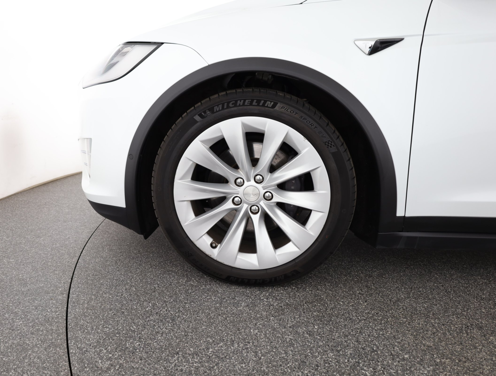 Tesla Model X - 2020