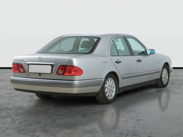 Mercedes-Benz E 230