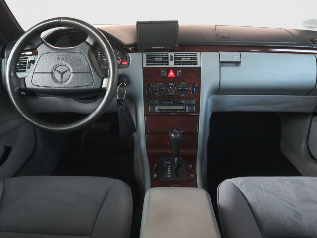Mercedes-Benz E 230