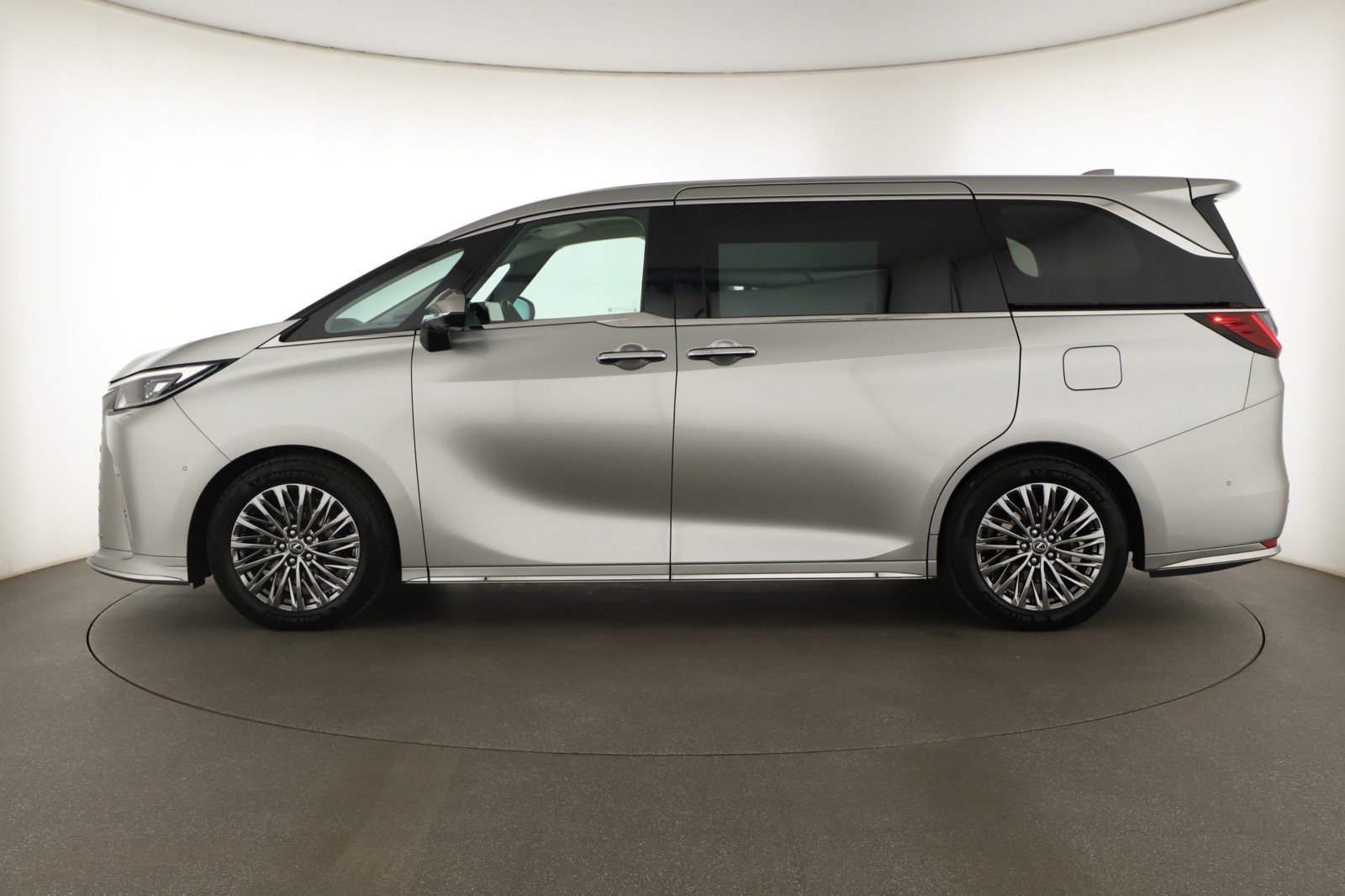 Lexus LM - 2025