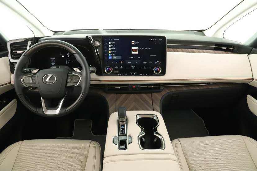 Lexus LM, 2025