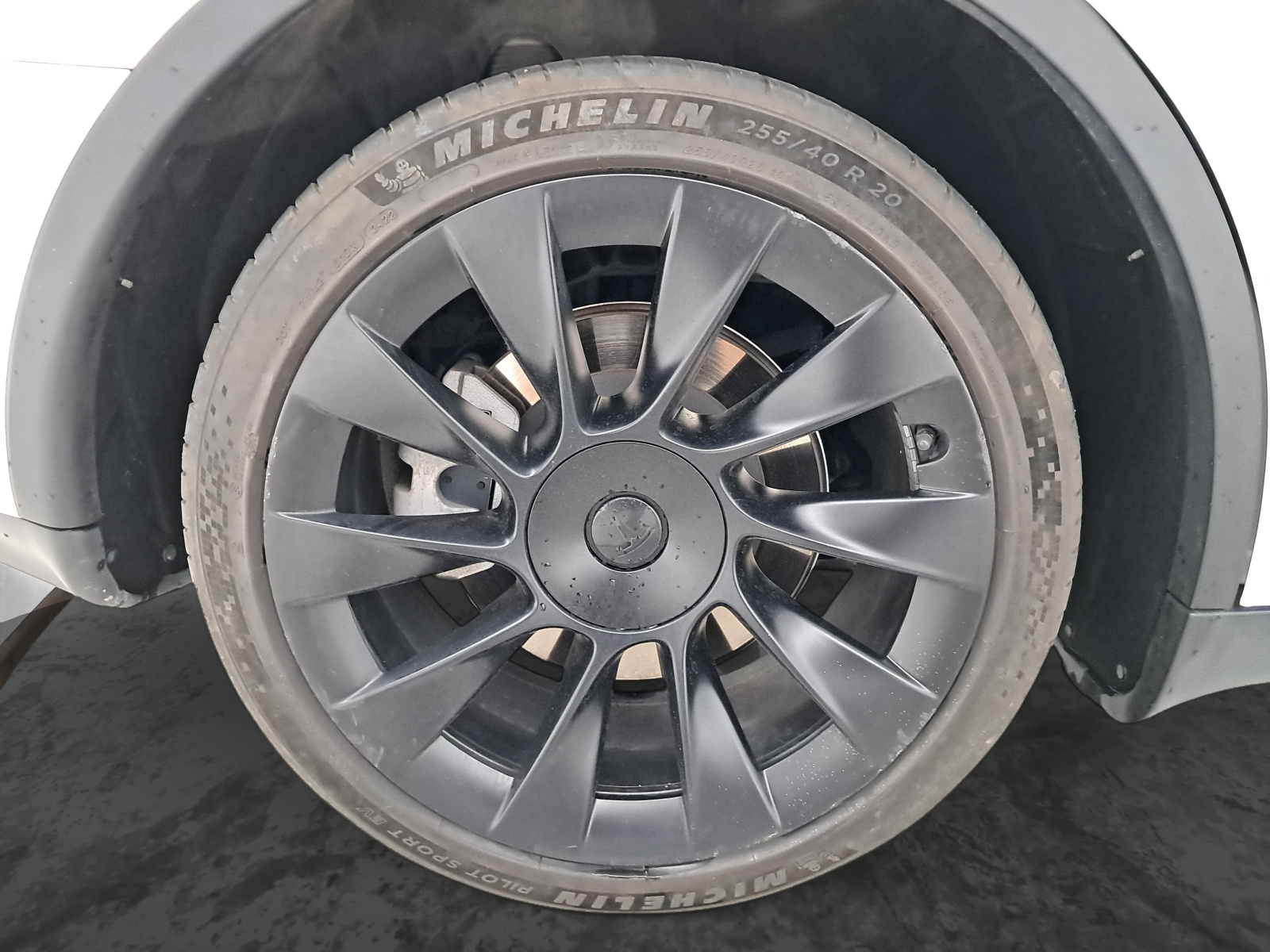 Tesla Model Y Long Range AWD – fotografie 21