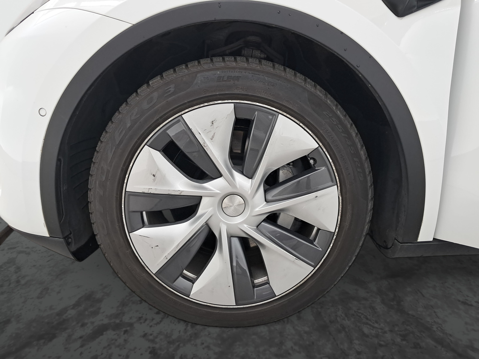 Tesla Model Y Long Range AWD – fotografie 21