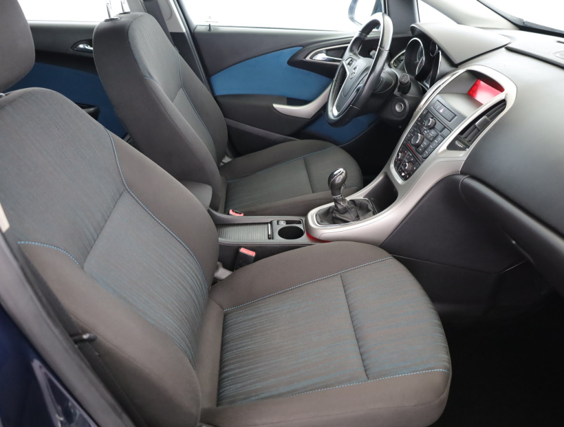 Opel Astra, 2011