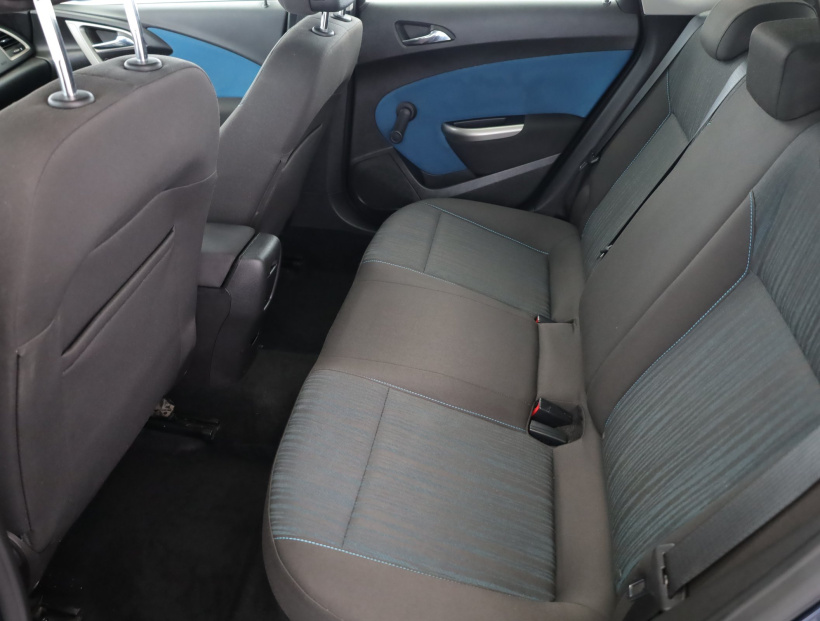 Opel Astra, 2011
