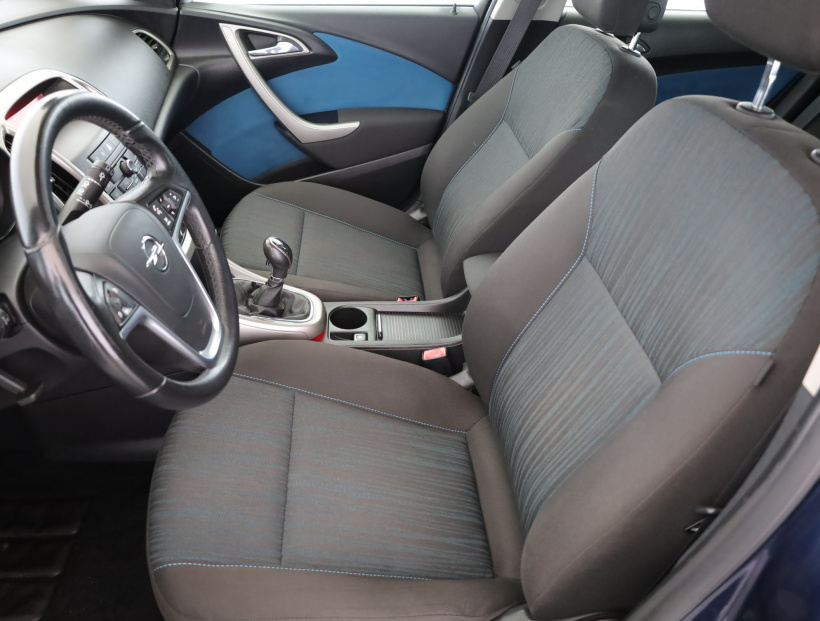 Opel Astra, 2011