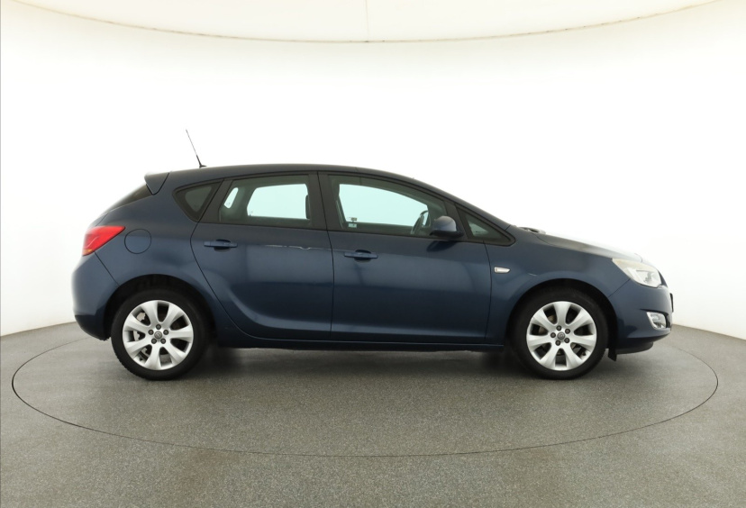 Opel Astra, 2011