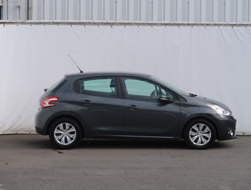 Peugeot 208, 2013