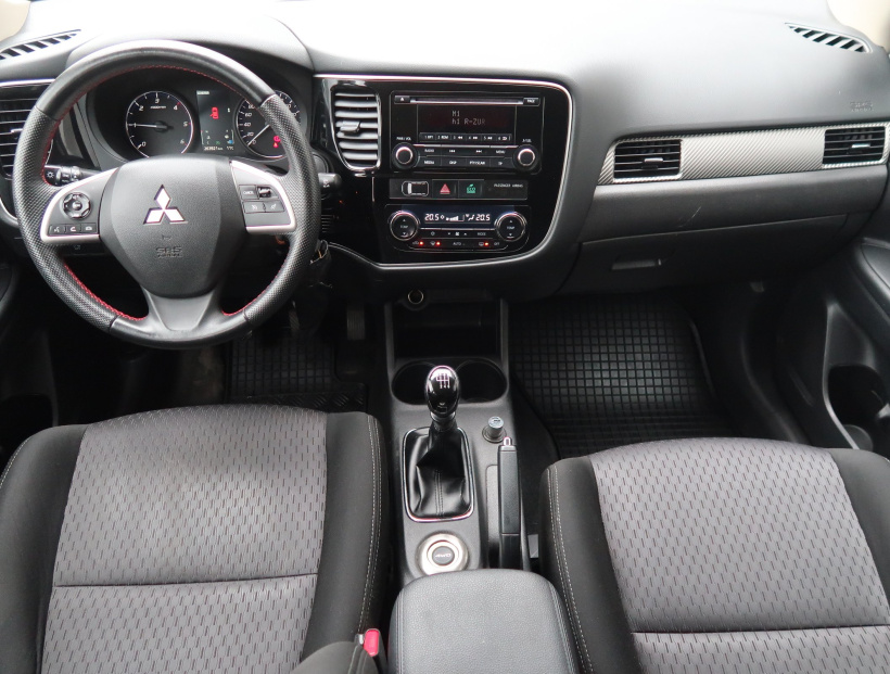 Mitsubishi Outlander, 2015