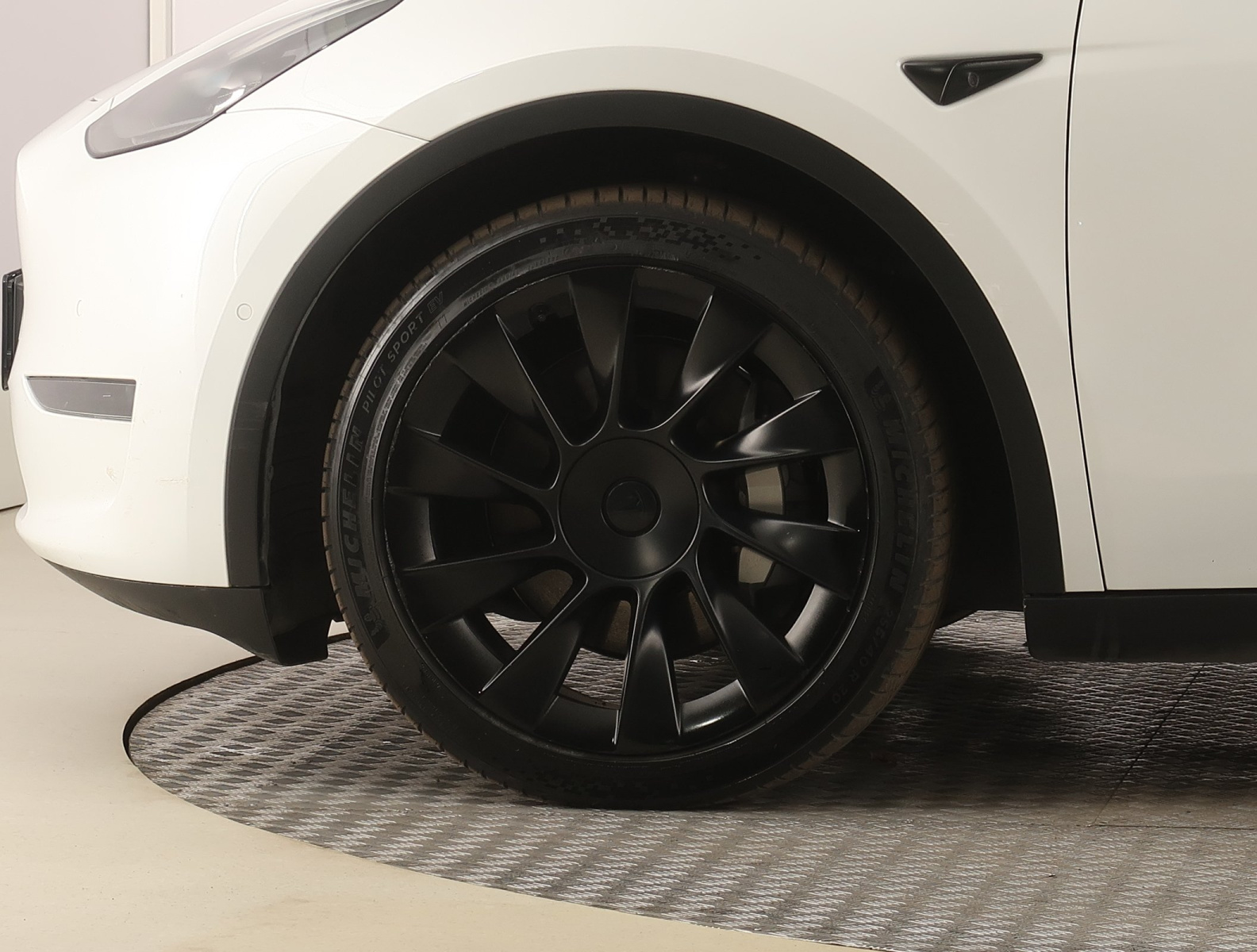 Tesla Model Y Long Range AWD – fotografie 20