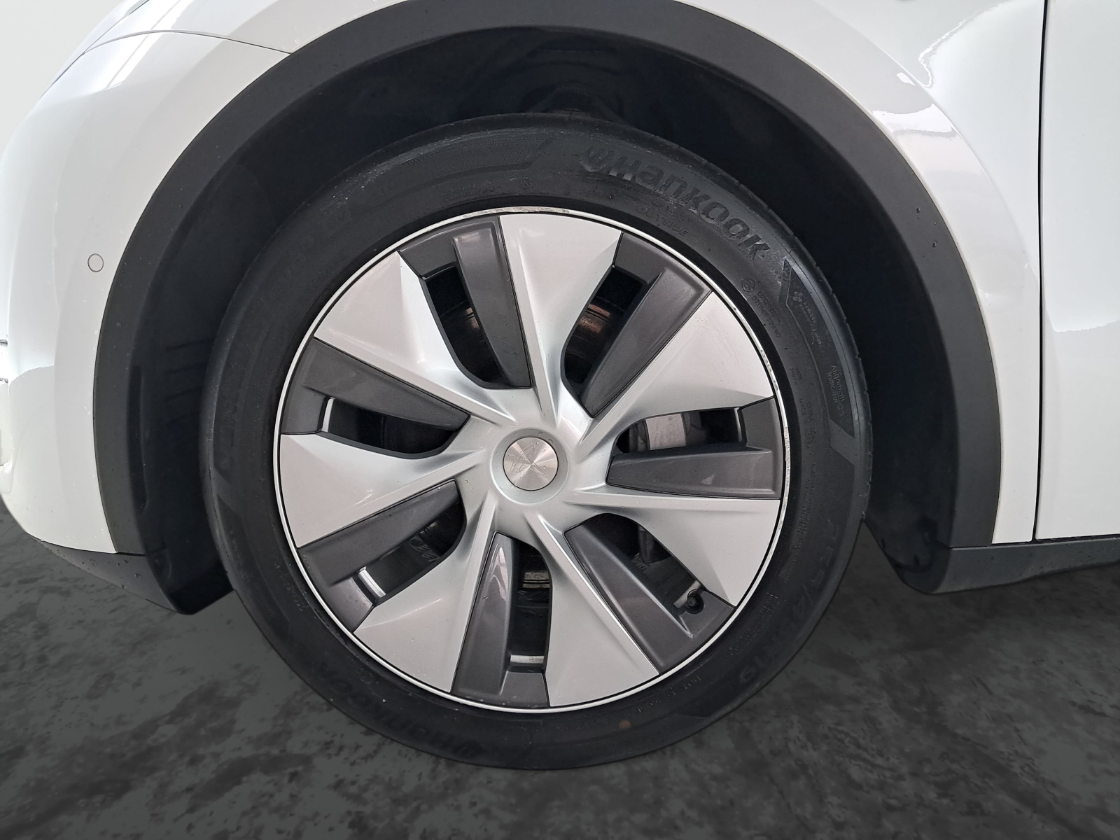 Tesla Model Y Long Range AWD – fotografie 20