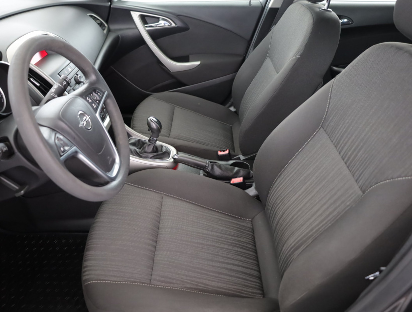 Opel Astra, 2011