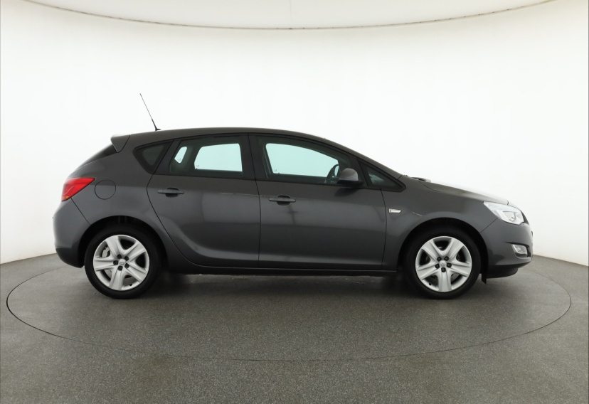 Opel Astra, 2011