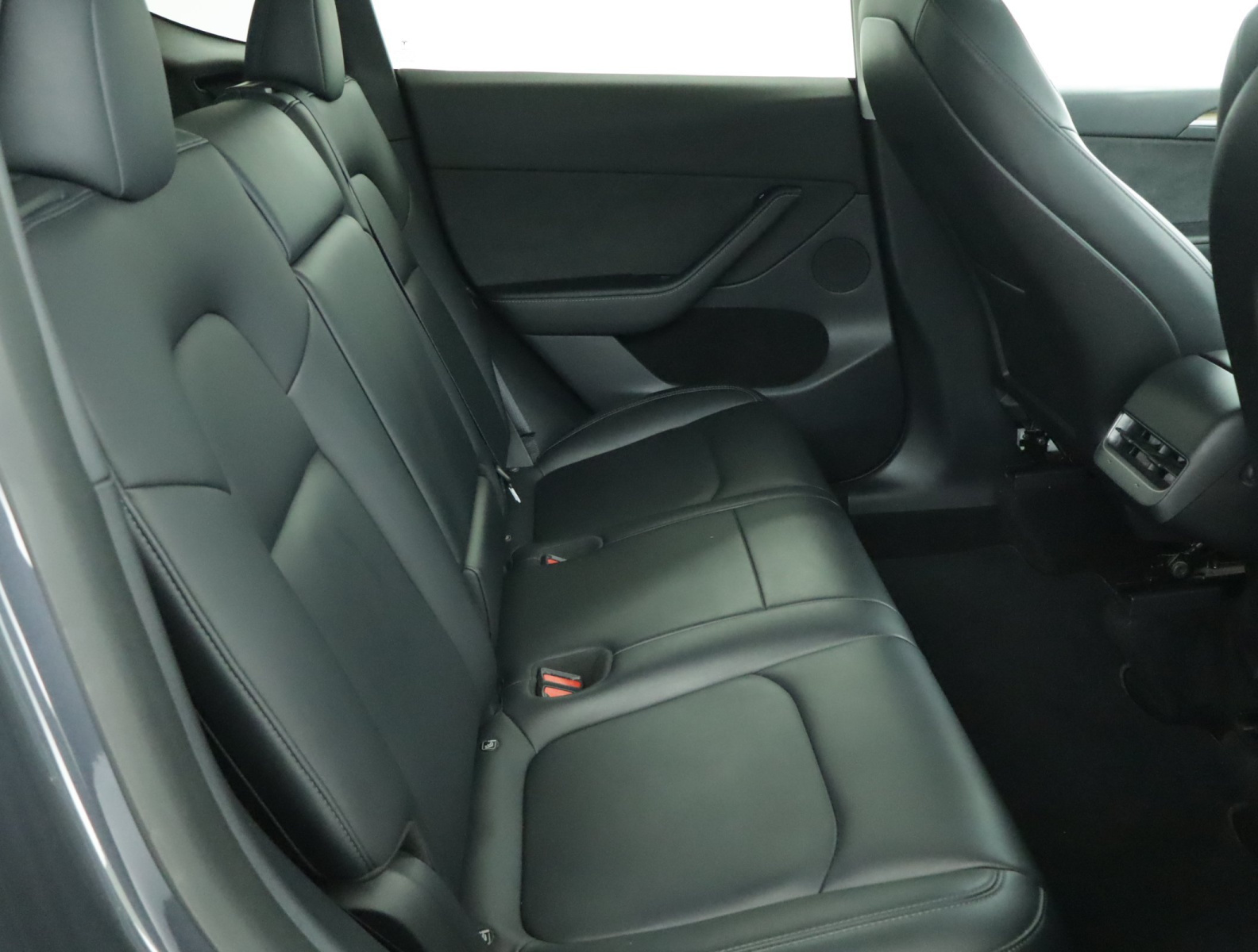 Tesla Model Y Long Range AWD – fotografie 13
