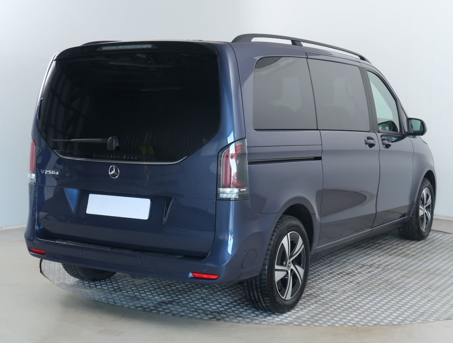 Mercedes-Benz V - 2025