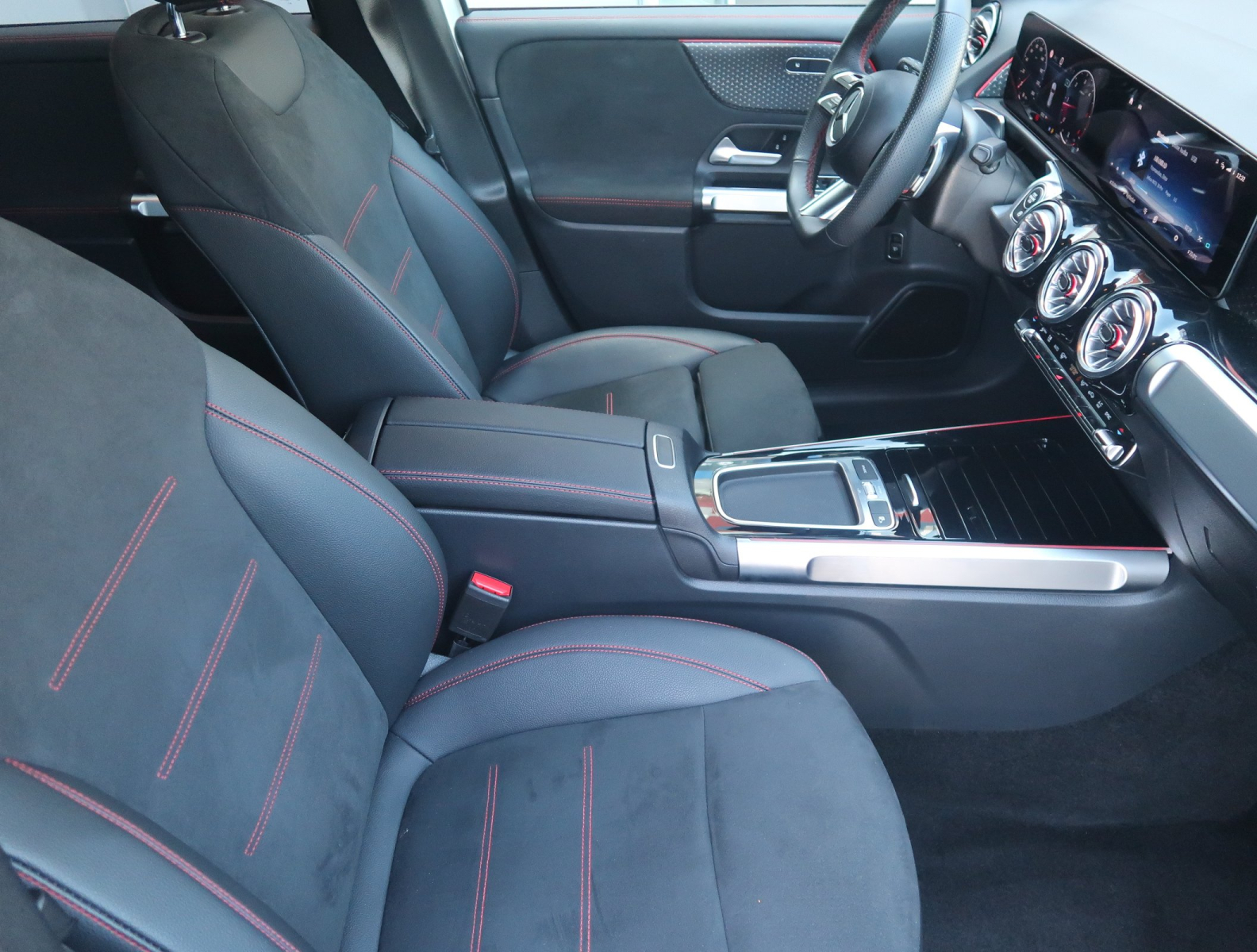 Mercedes-Benz GLB - 2024