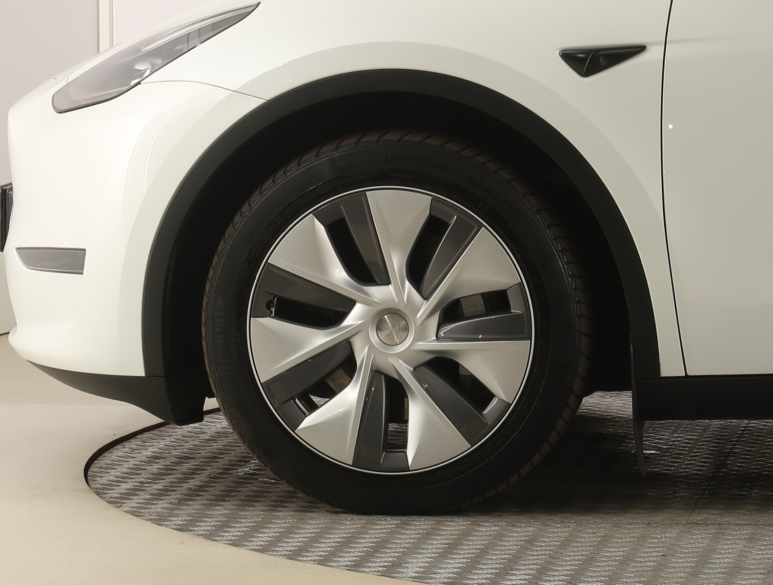 Tesla Model Y Long Range AWD – fotografie 20