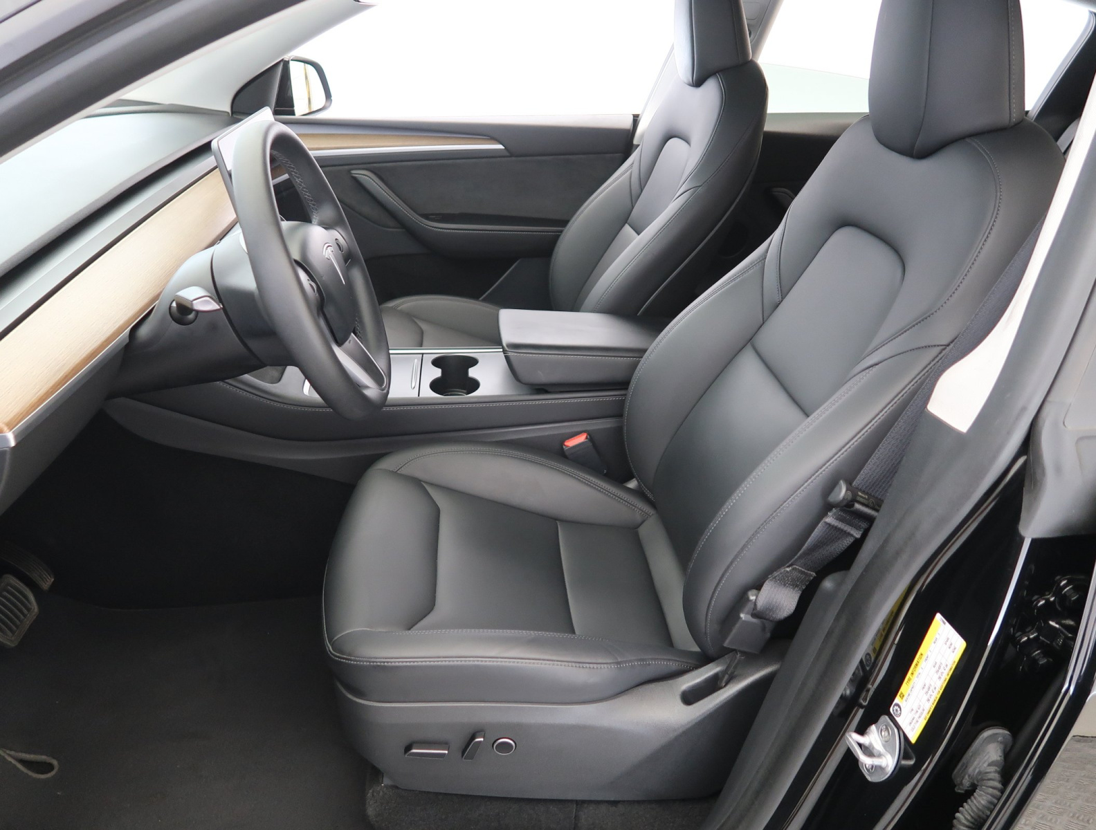 Tesla Model Y Long Range AWD – fotografie 16