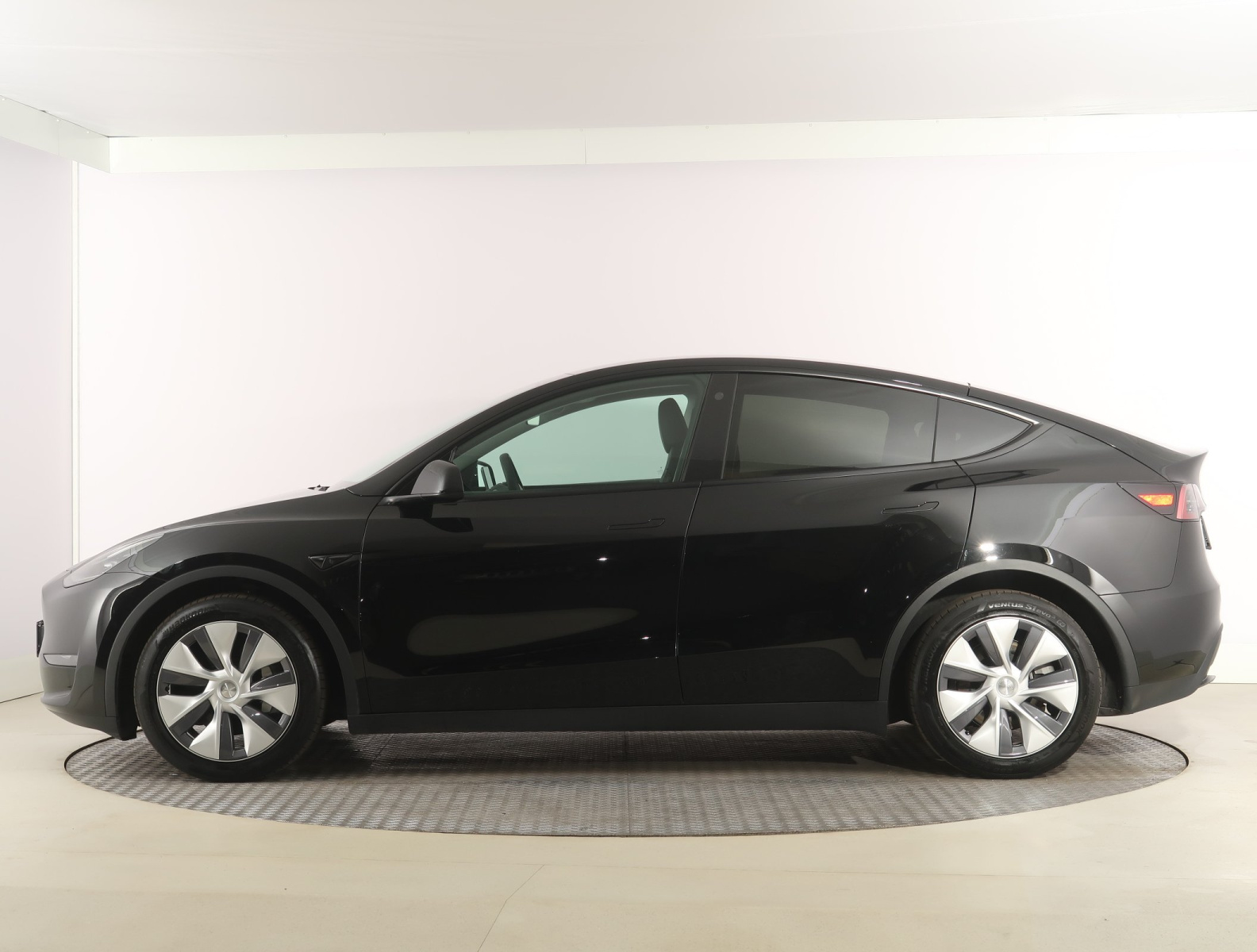 Tesla Model Y Long Range AWD – fotografie 4