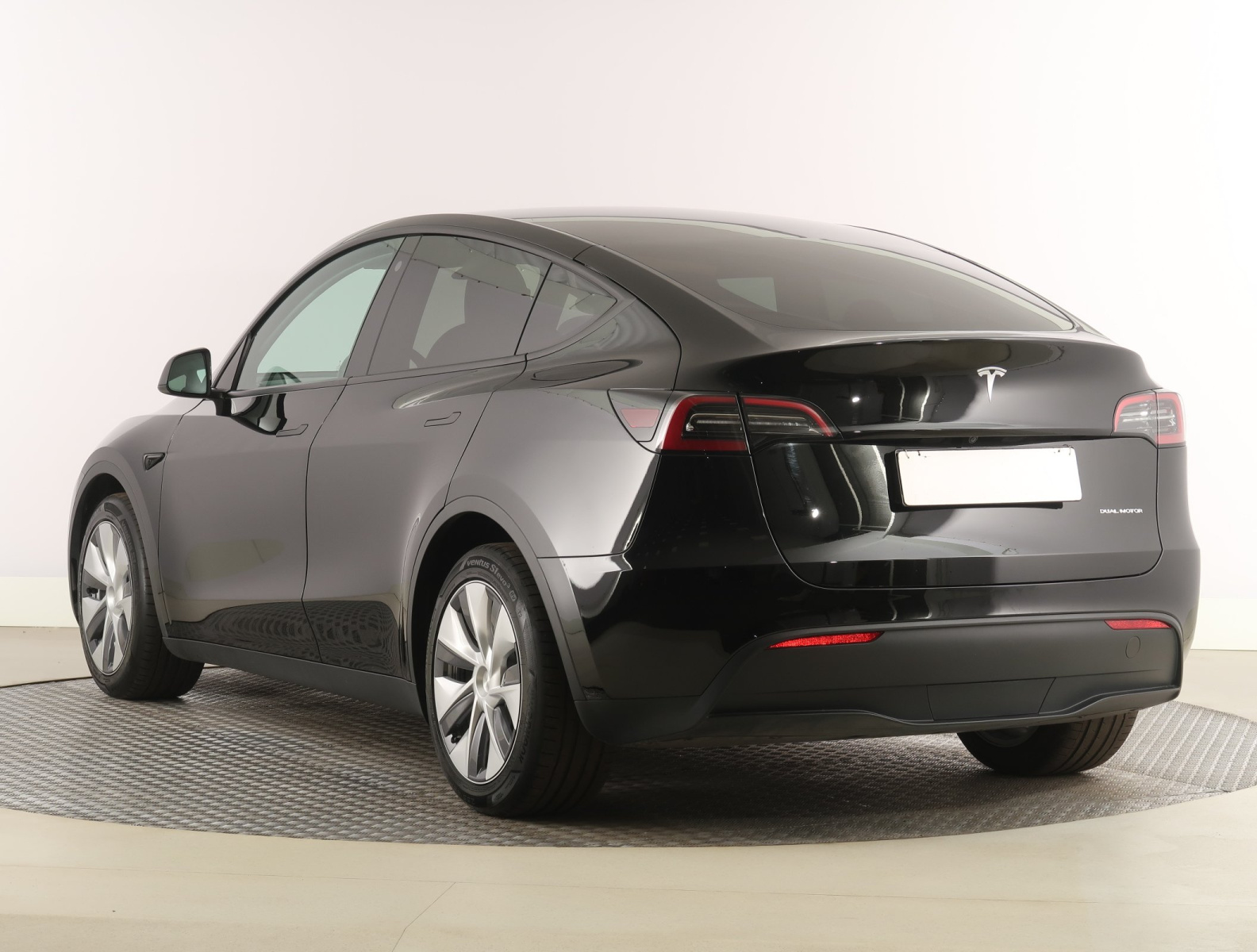 Tesla Model Y Long Range AWD – fotografie 5