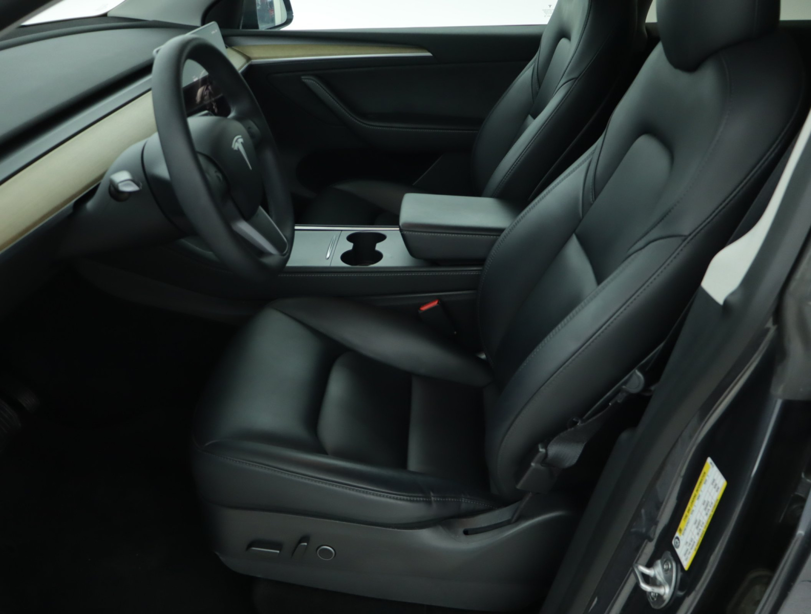Tesla Model Y Long Range AWD – fotografie 16