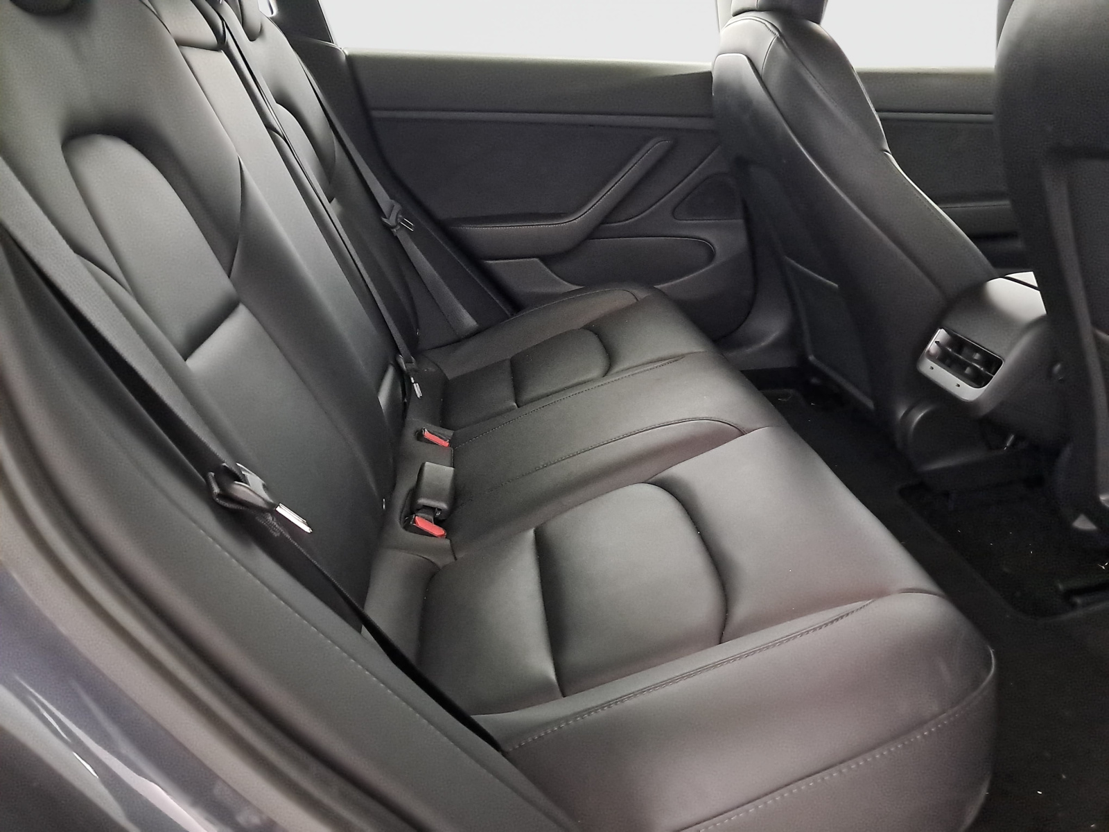 Tesla Model 3 Long Range AWD – fotografie 13