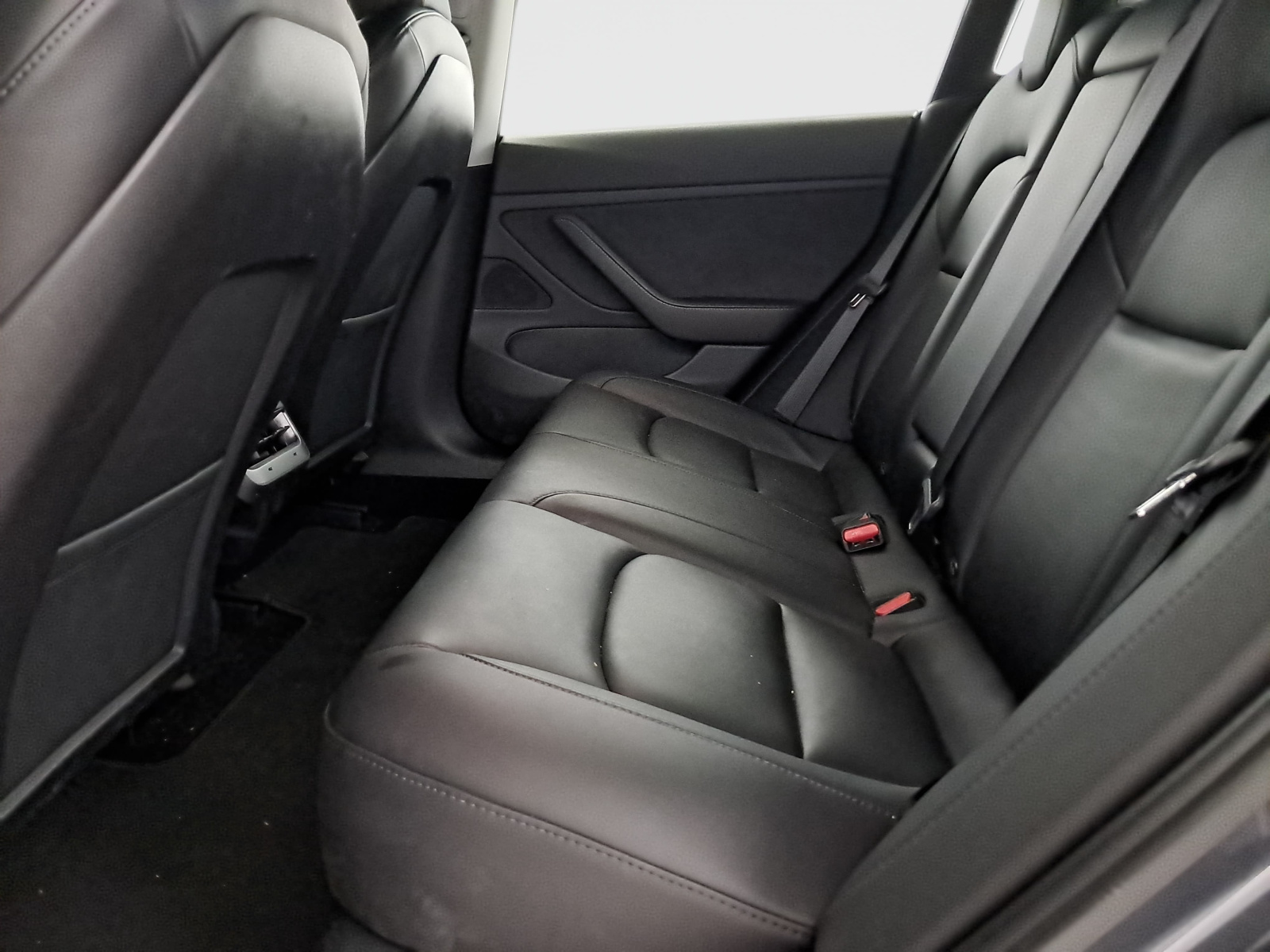 Tesla Model 3 Long Range AWD – fotografie 15
