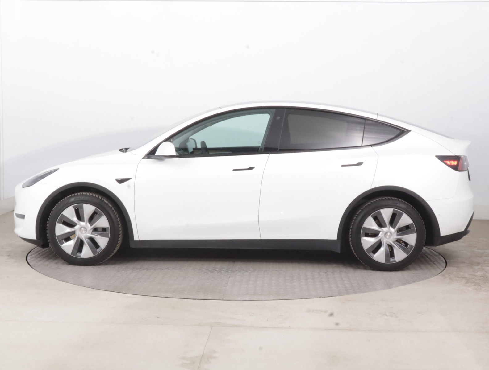 Tesla Model Y Long Range AWD – fotografie 4