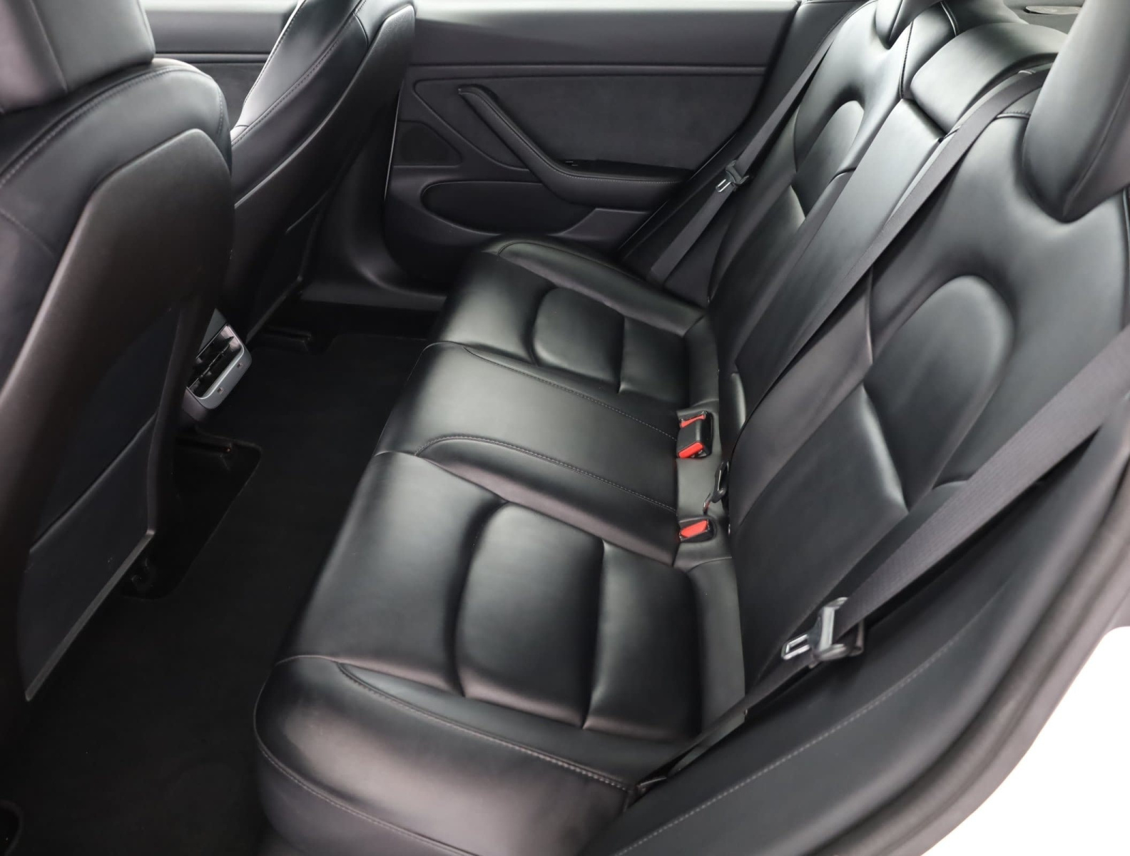 Tesla Model 3 Long Range AWD – fotografie 12