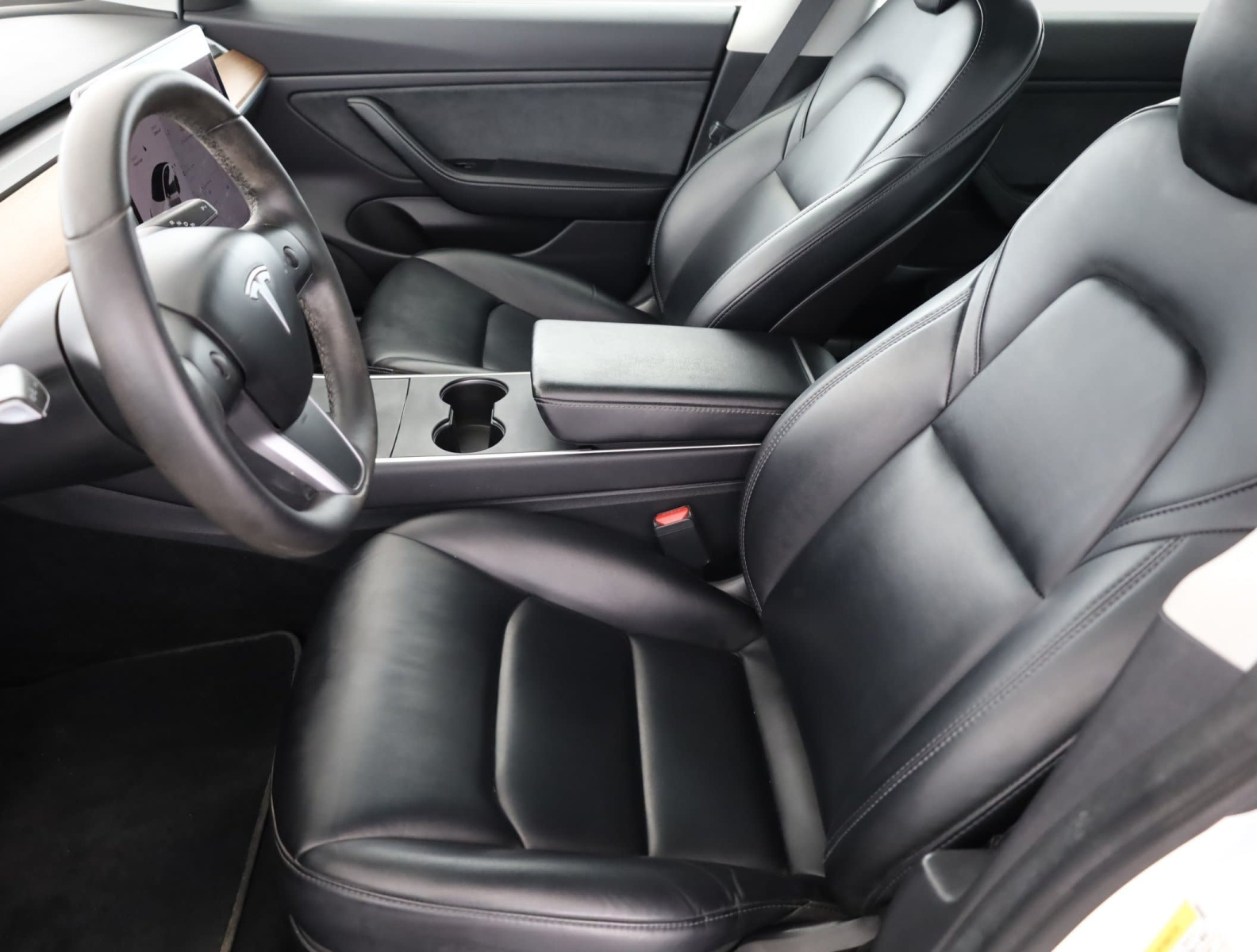 Tesla Model 3 Long Range AWD – fotografie 13