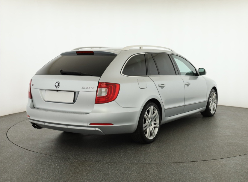 Škoda Superb, 2011