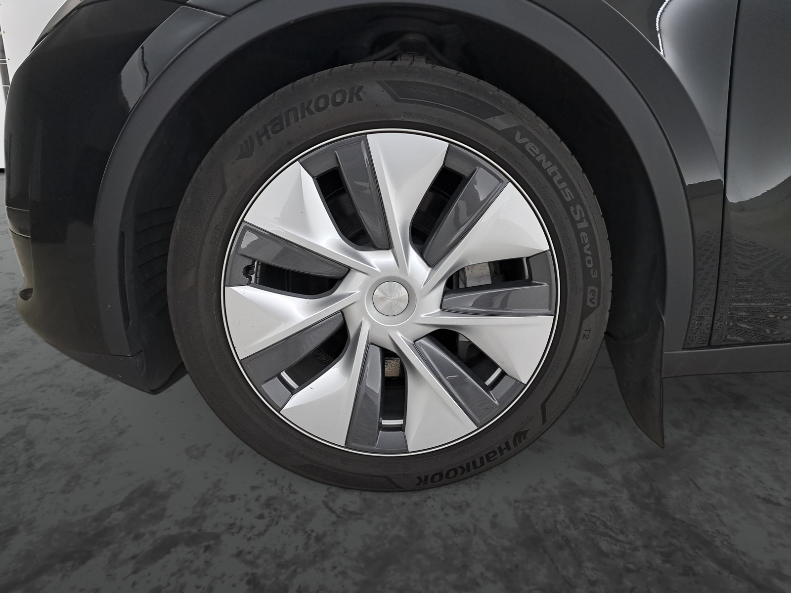 Tesla Model Y - 2023