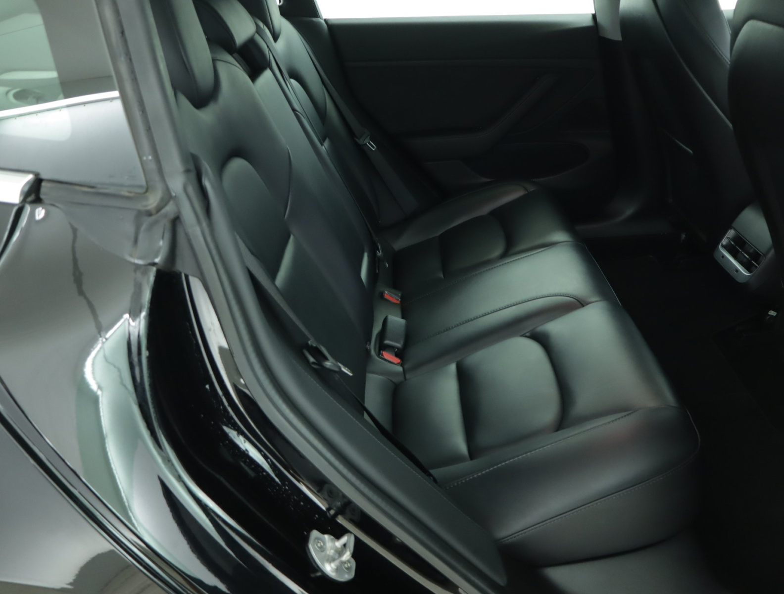 Tesla Model 3 Long Range AWD – fotografie 13
