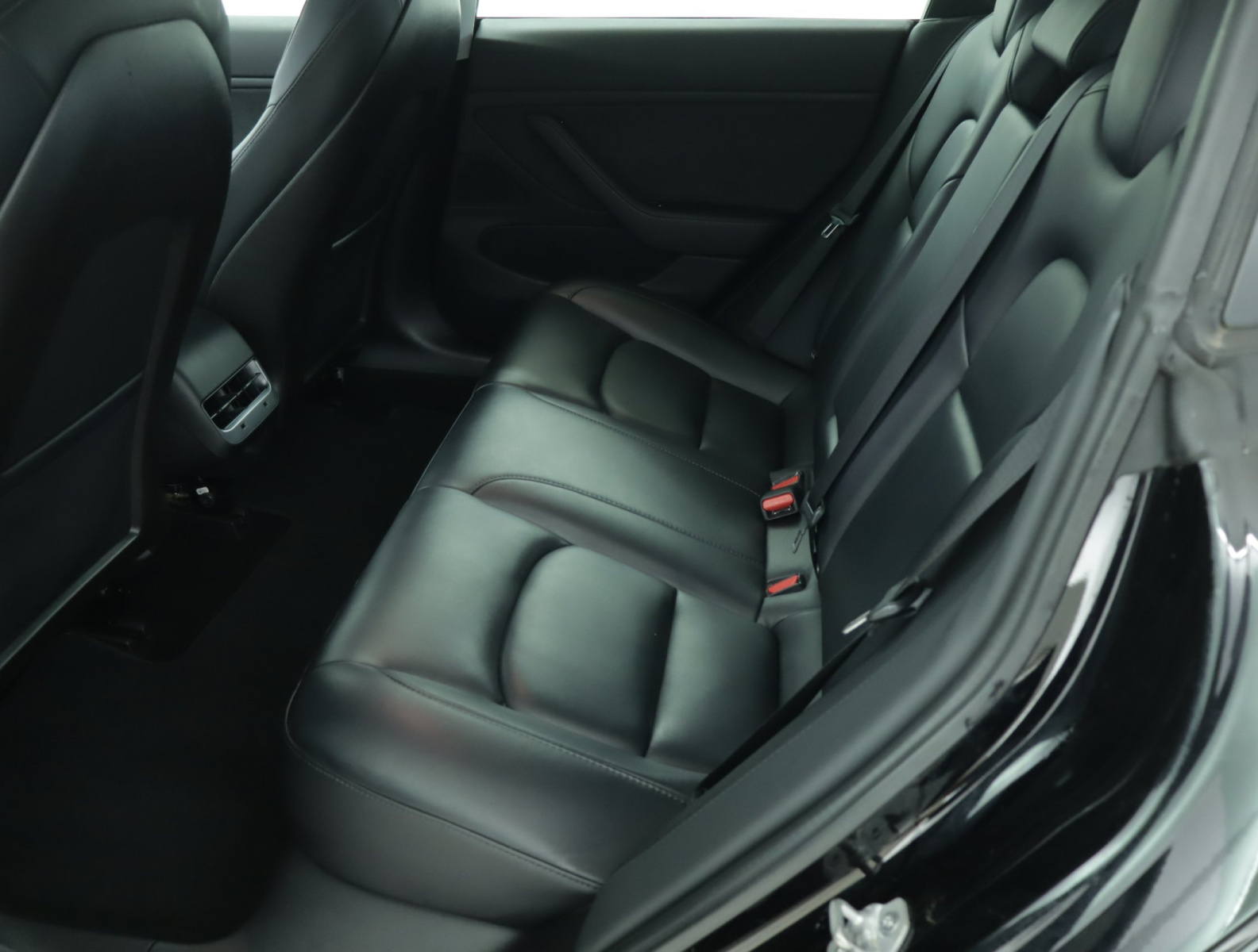 Tesla Model 3 Long Range AWD – fotografie 15