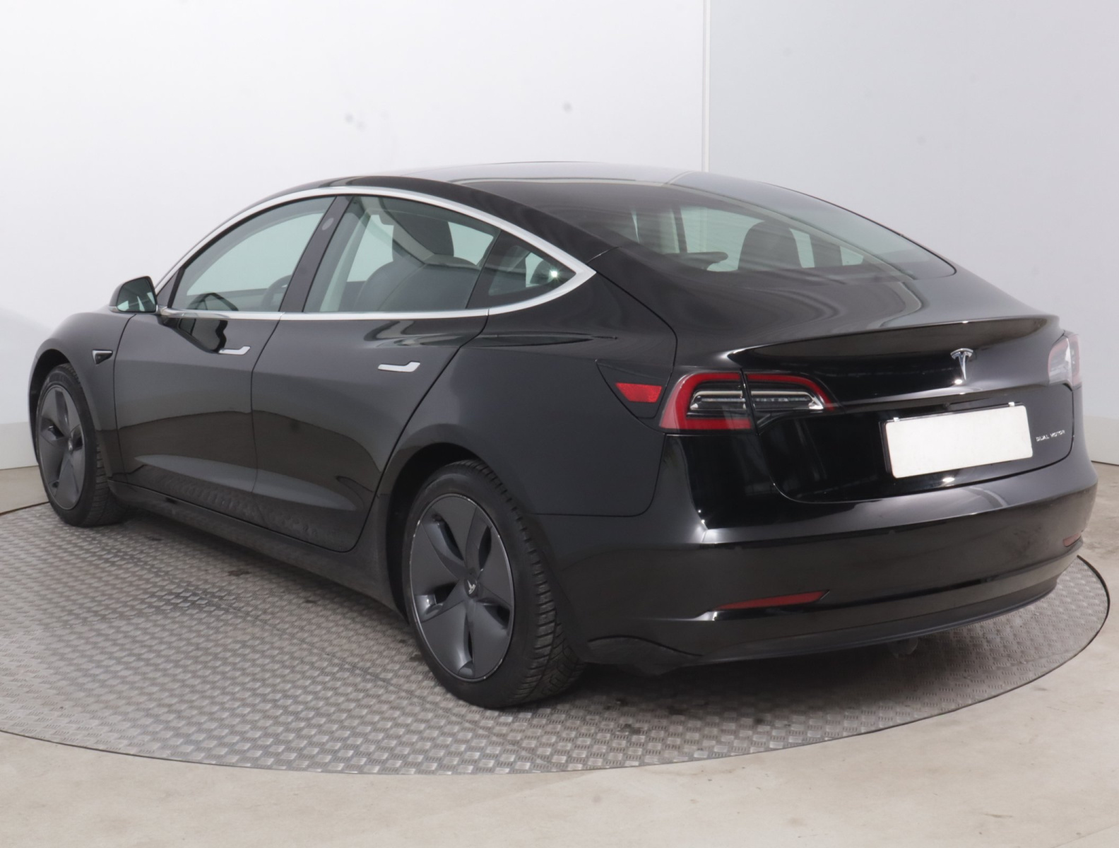 Tesla Model 3 Long Range AWD – fotografie 5