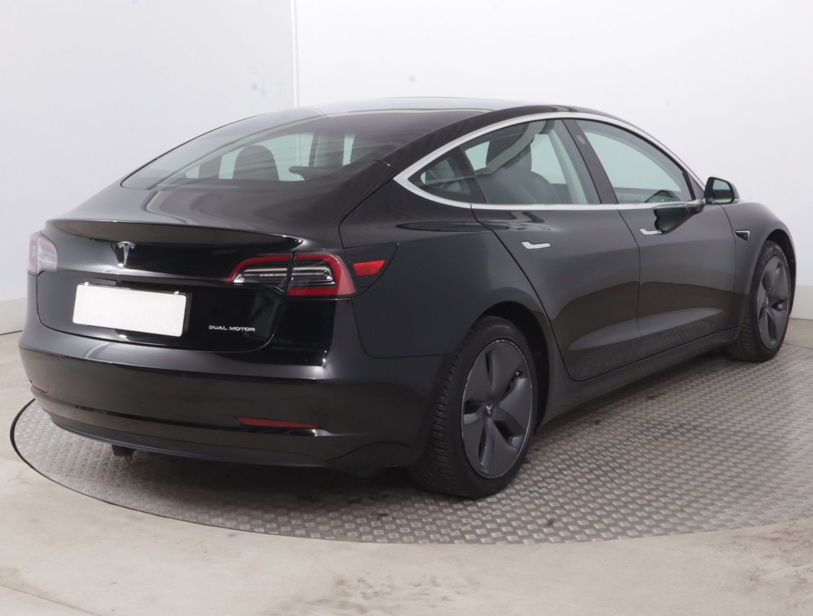 Tesla Model 3 Long Range AWD – fotografie 7