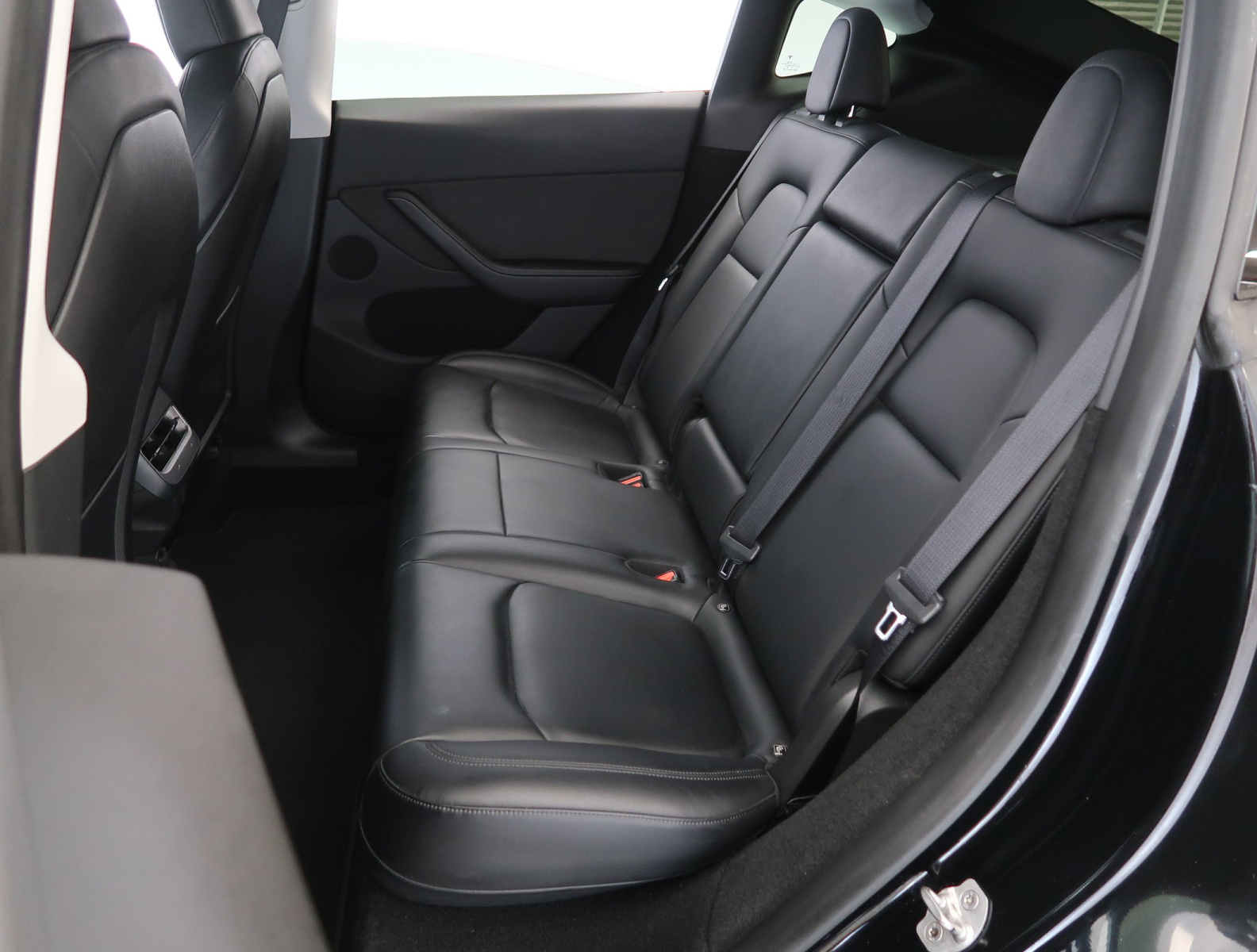 Tesla Model Y Long Range AWD – fotografie 15