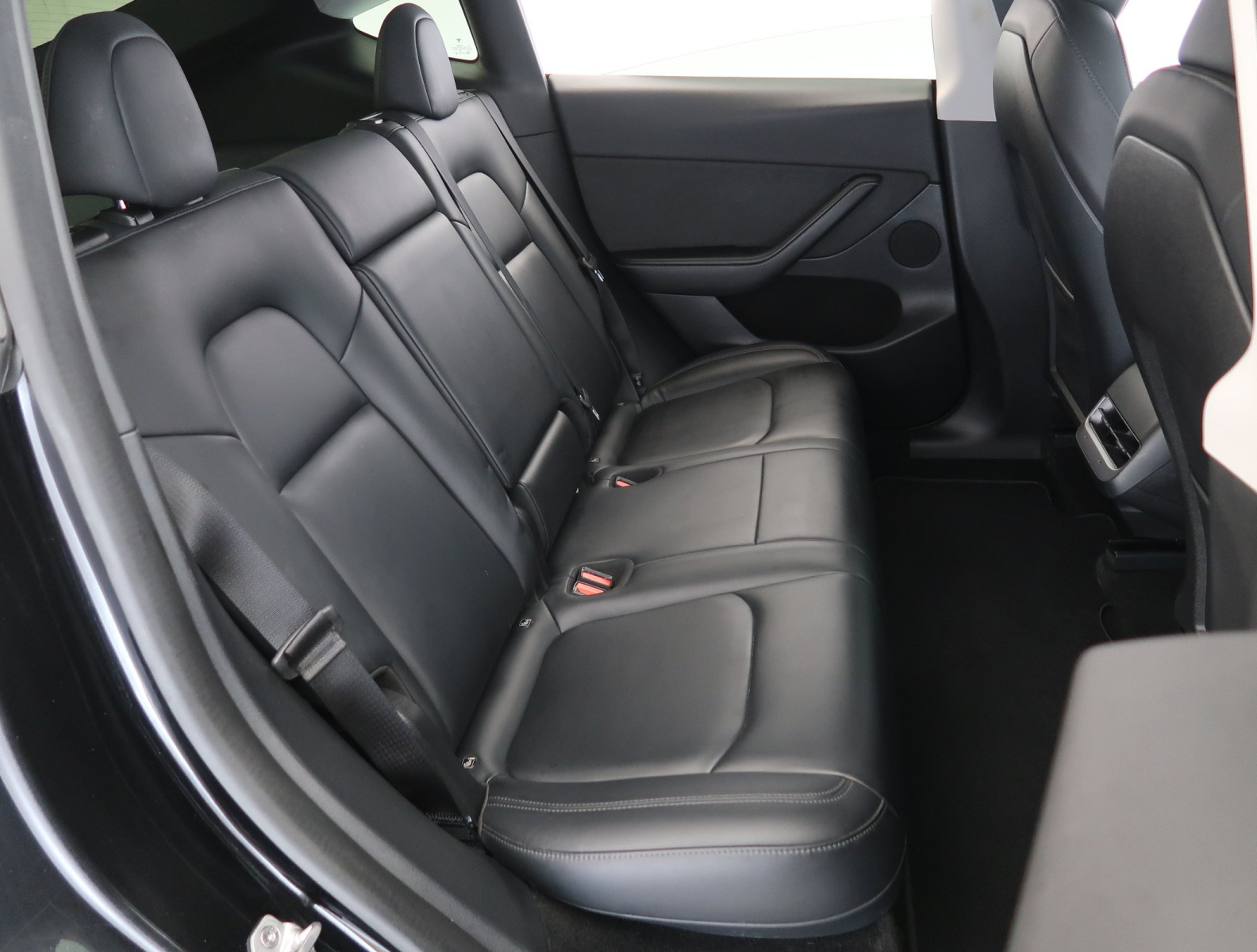 Tesla Model Y Standard Range – fotografie 13