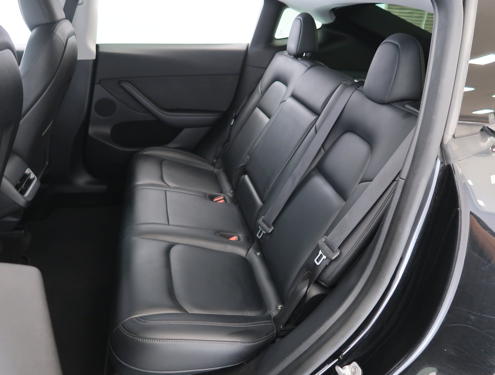 Tesla Model Y Standard Range – fotografie 15