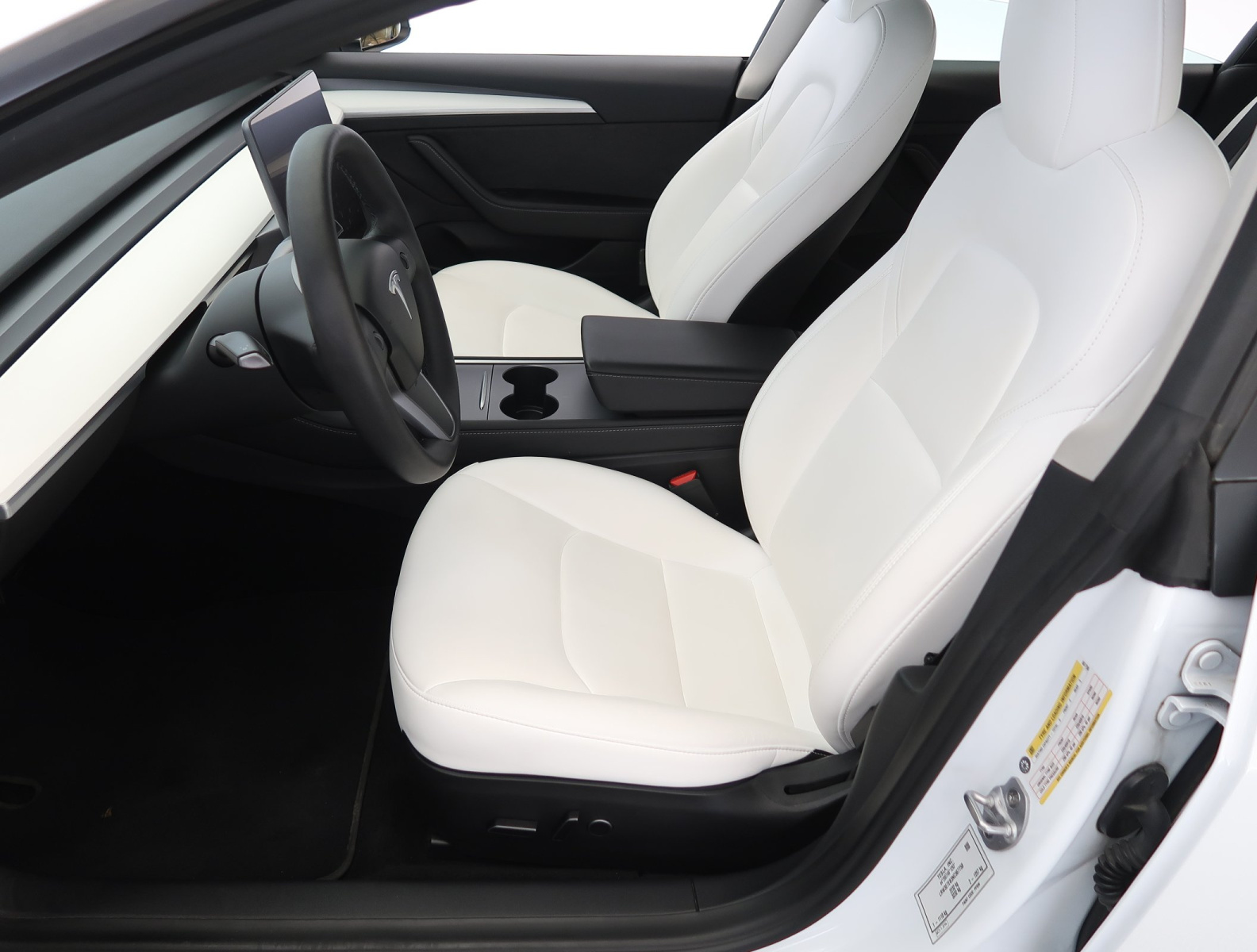 Tesla Model 3 Long Range AWD – fotografie 16