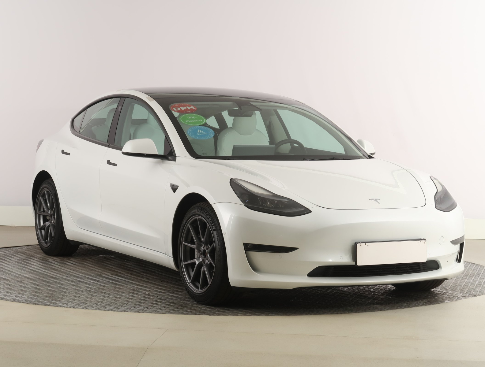 Tesla Model 3 Long Range AWD – fotografie 1