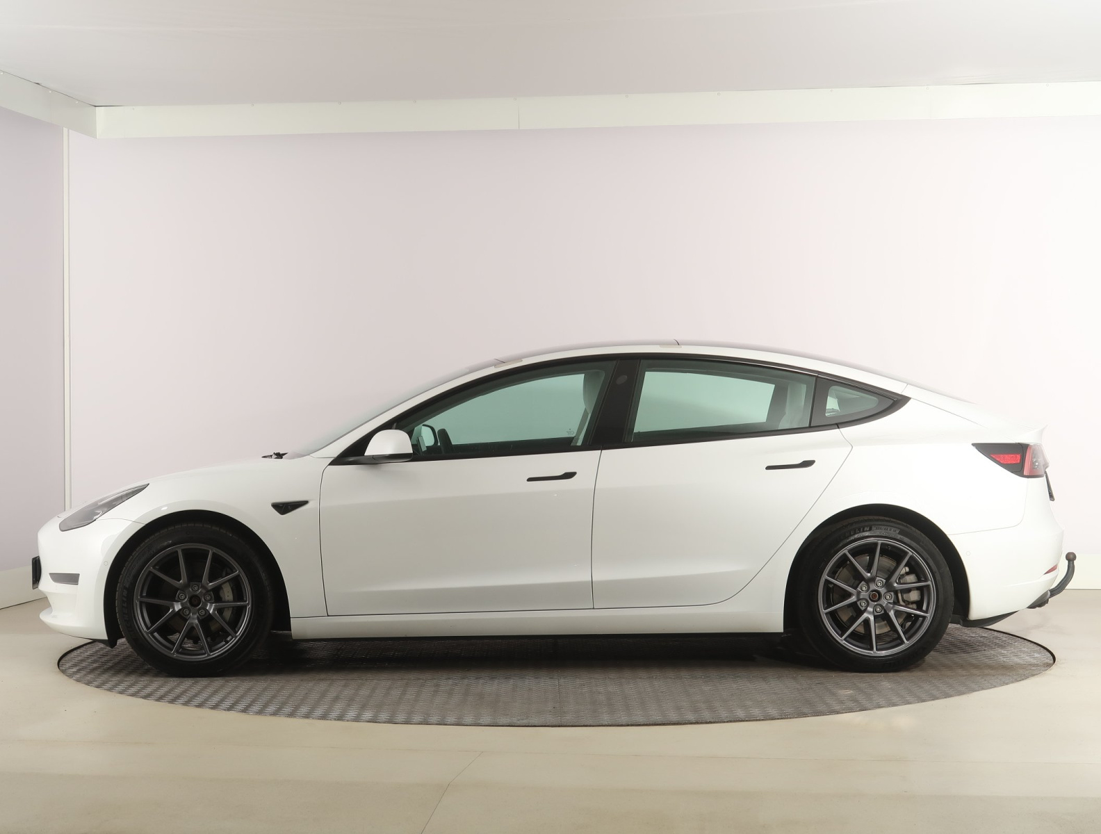 Tesla Model 3 Long Range AWD – fotografie 4