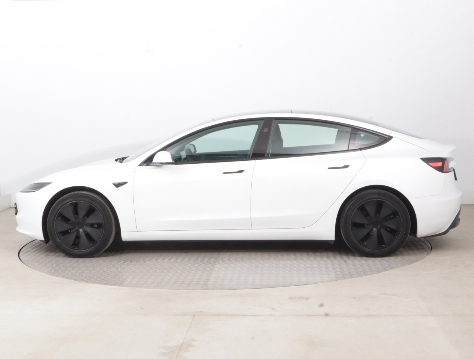 Tesla Model 3 Standard Range Plus – fotografie 4