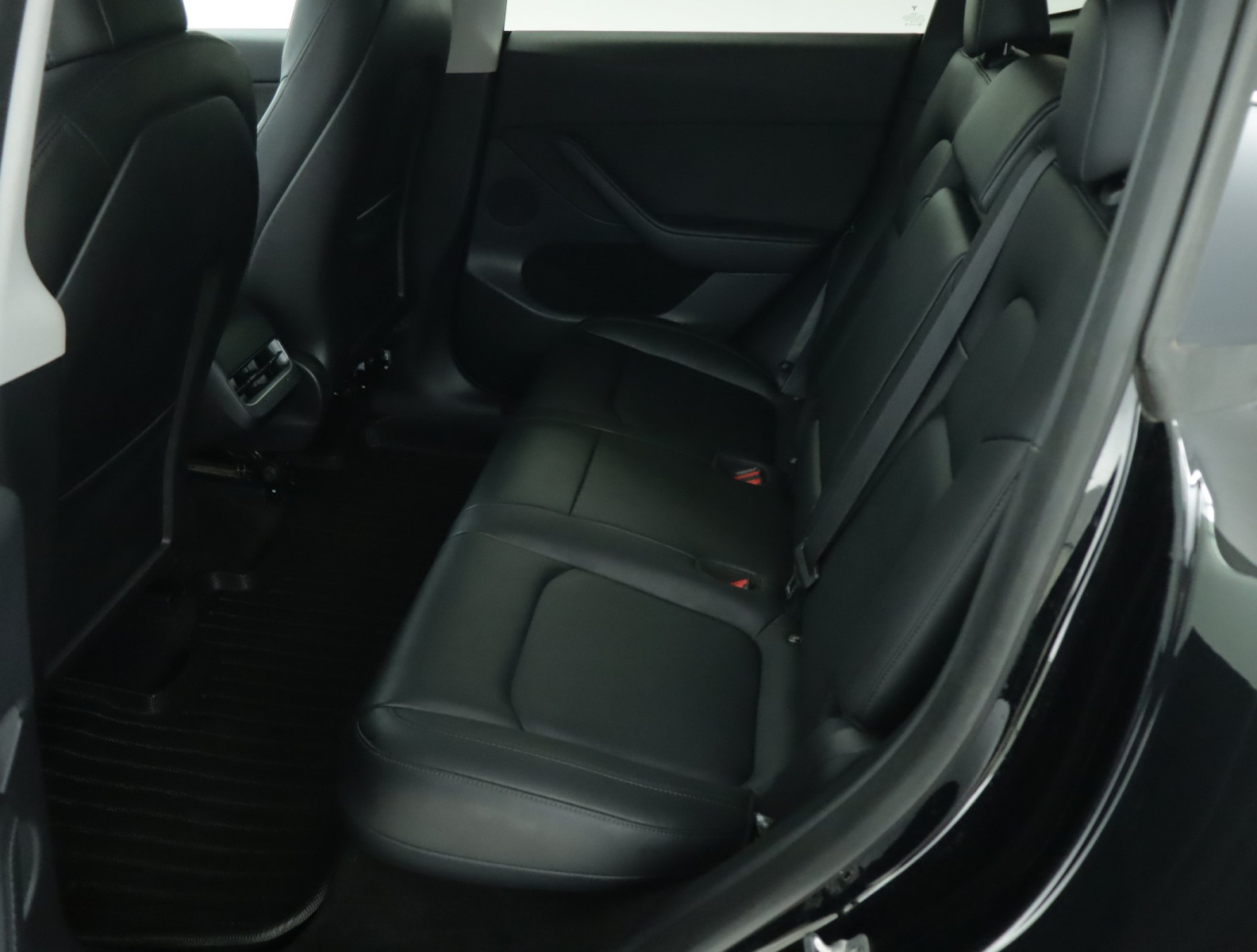 Tesla Model Y Long Range AWD – fotografie 15
