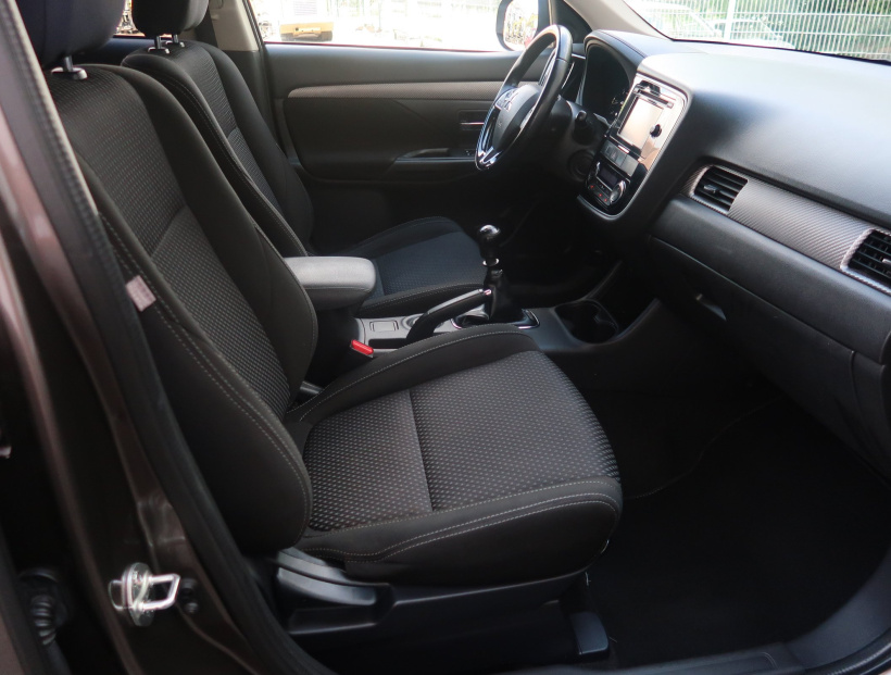 Mitsubishi Outlander, 2016