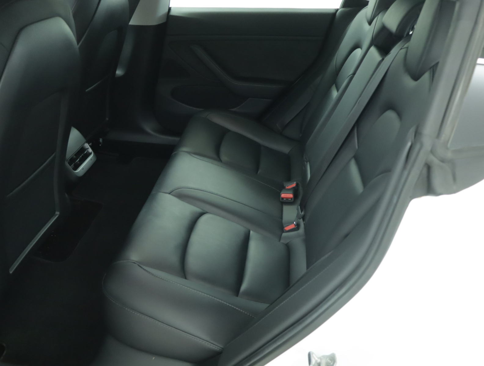 Tesla Model 3 Long Range AWD – fotografie 15