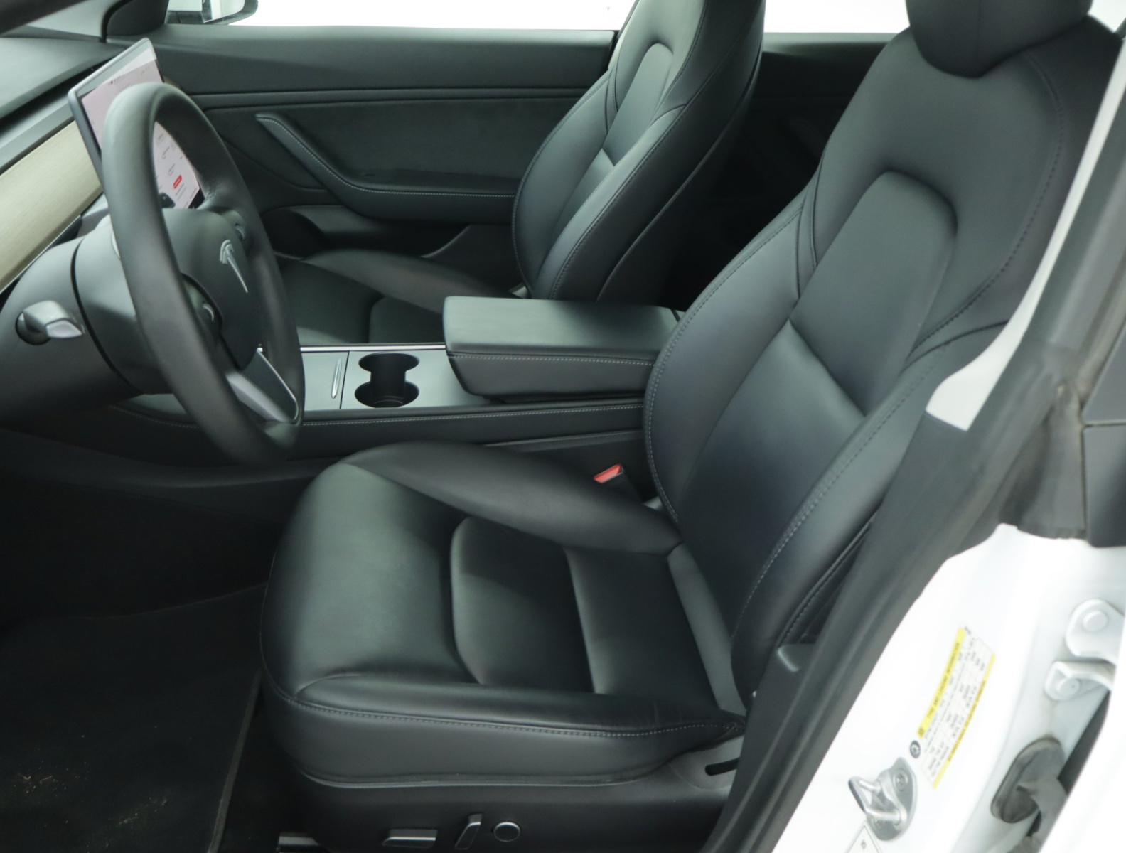 Tesla Model 3 Long Range AWD – fotografie 16