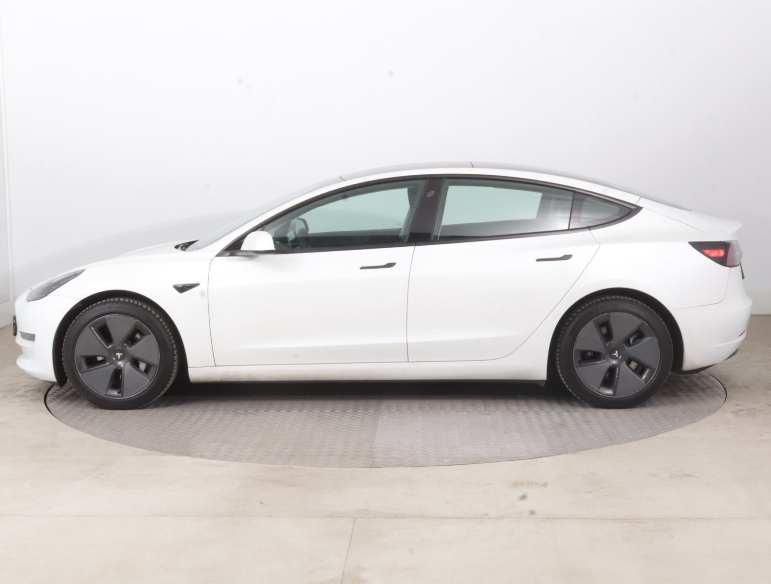 Tesla Model 3 Long Range AWD – fotografie 4